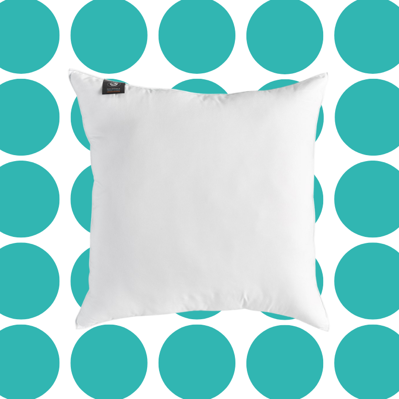 Oreiller plat carré synthétique sur fond à pois bleu